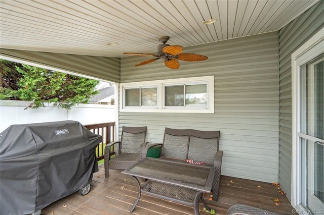 18 Bridle Lane, Hicksville, NY 11801