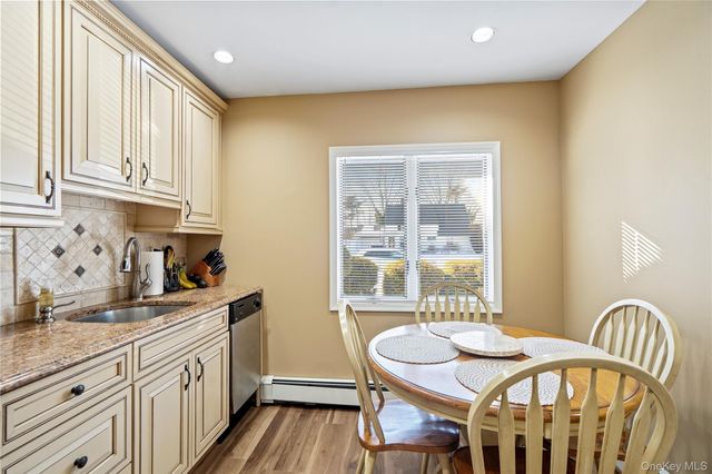 18 Bridle Lane, Hicksville, NY 11801