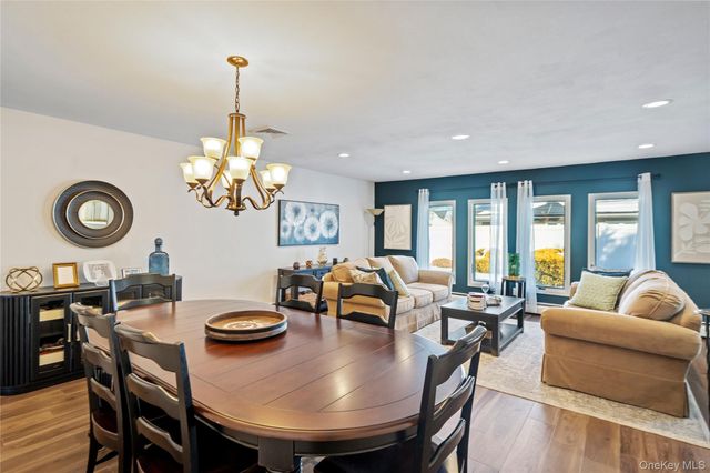 18 Bridle Lane, Hicksville, NY 11801