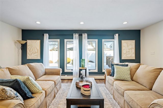 18 Bridle Lane, Hicksville, NY 11801