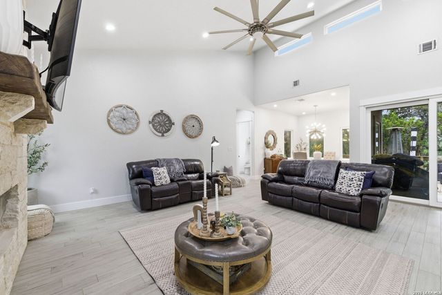 1108 LONG HOLLOW DR, Canyon Lake, TX 78133