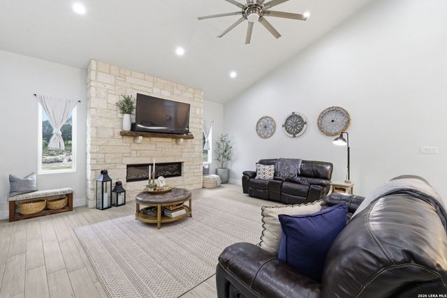 1108 LONG HOLLOW DR, Canyon Lake, TX 78133