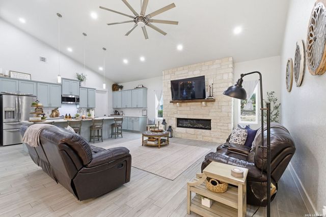 1108 LONG HOLLOW DR, Canyon Lake, TX 78133