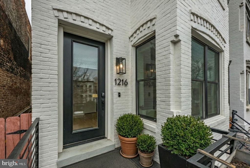 Image 2 of property listing at 1216 I ST NE #A, Washington, DC 20002