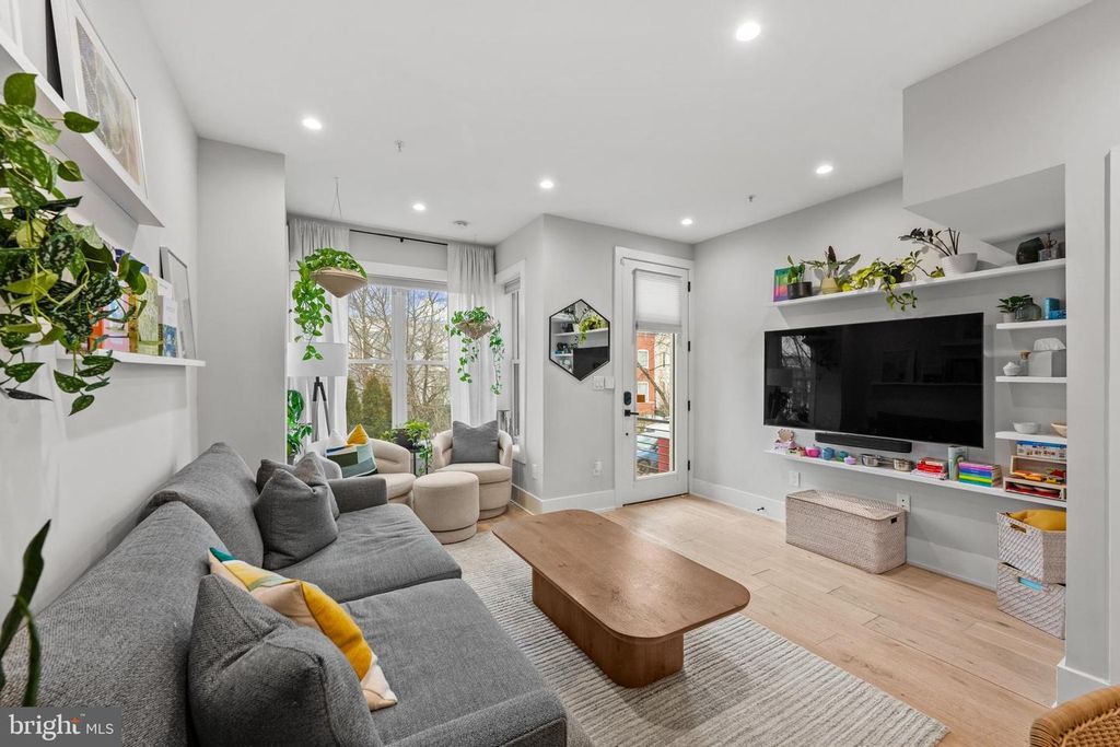 Image 4 of property listing at 1216 I ST NE #A, Washington, DC 20002