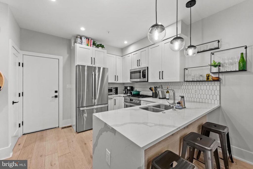 Image 7 of property listing at 1216 I ST NE #A, Washington, DC 20002