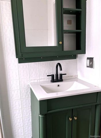 26537 Brettonwoods Street, Madison Heights, MI 48071