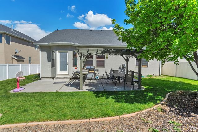 8256 S IMPERIAL OAK DR, West Jordan, UT 84081