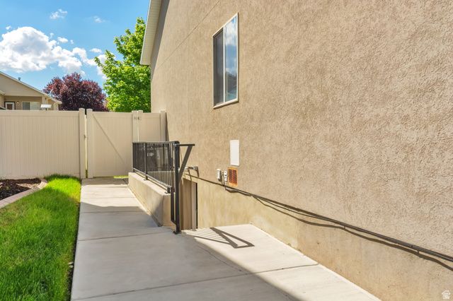 8256 S IMPERIAL OAK DR, West Jordan, UT 84081
