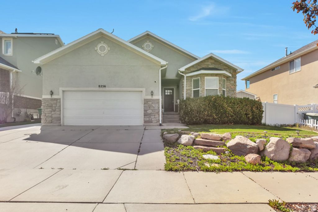 8256 S IMPERIAL OAK DR, West Jordan, UT 84081