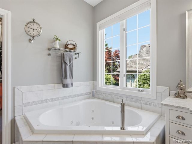 5313 Bristol Parke Circle, Clarkston, MI 48348