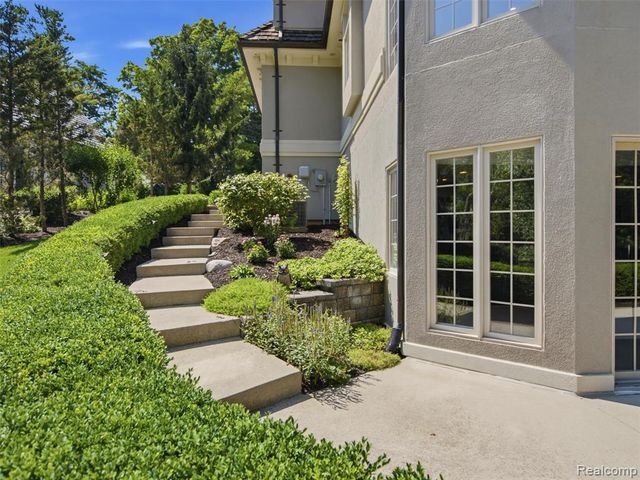 5313 Bristol Parke Circle, Clarkston, MI 48348