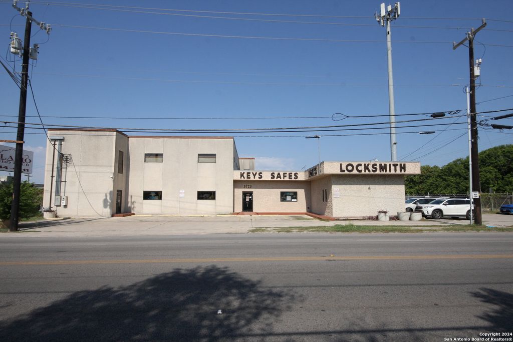 3723 West, San Antonio, TX 78213