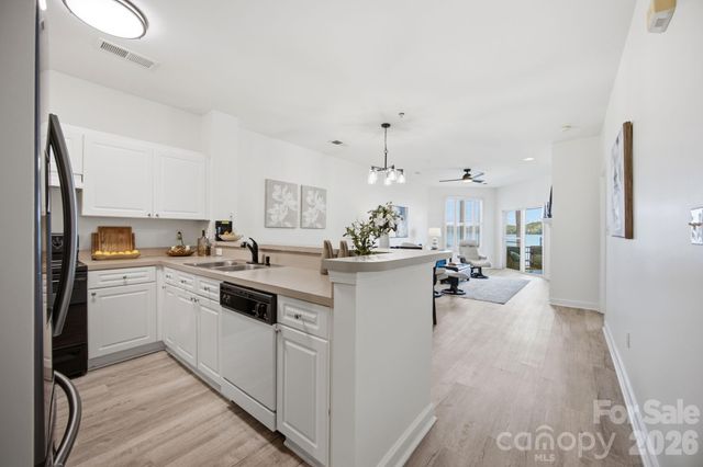 915 Northeast Drive 4, Davidson, NC 28036