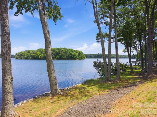 915 Northeast Drive 4, Davidson, NC 28036