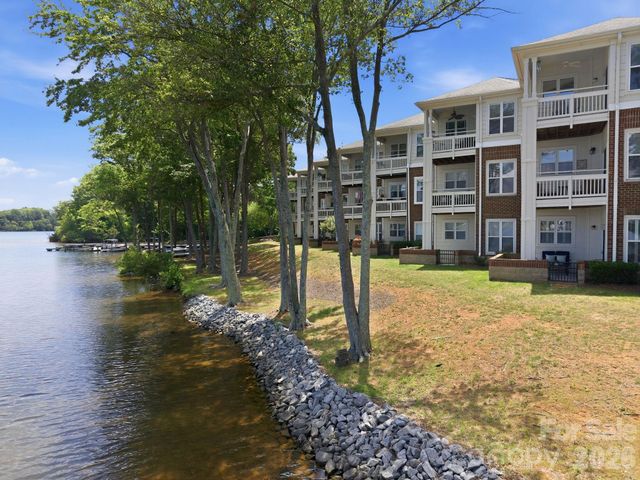 915 Northeast Drive 4, Davidson, NC 28036