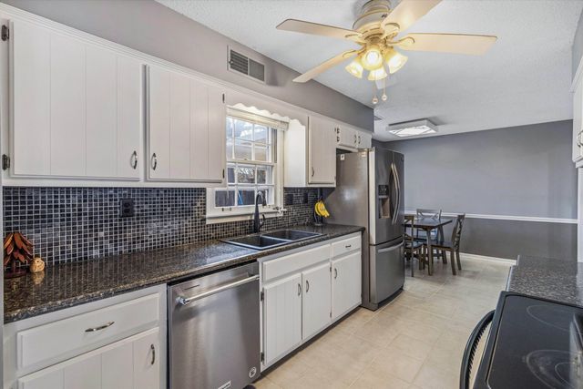 237 E VALLEYWOOD DR, Collierville, TN 38017