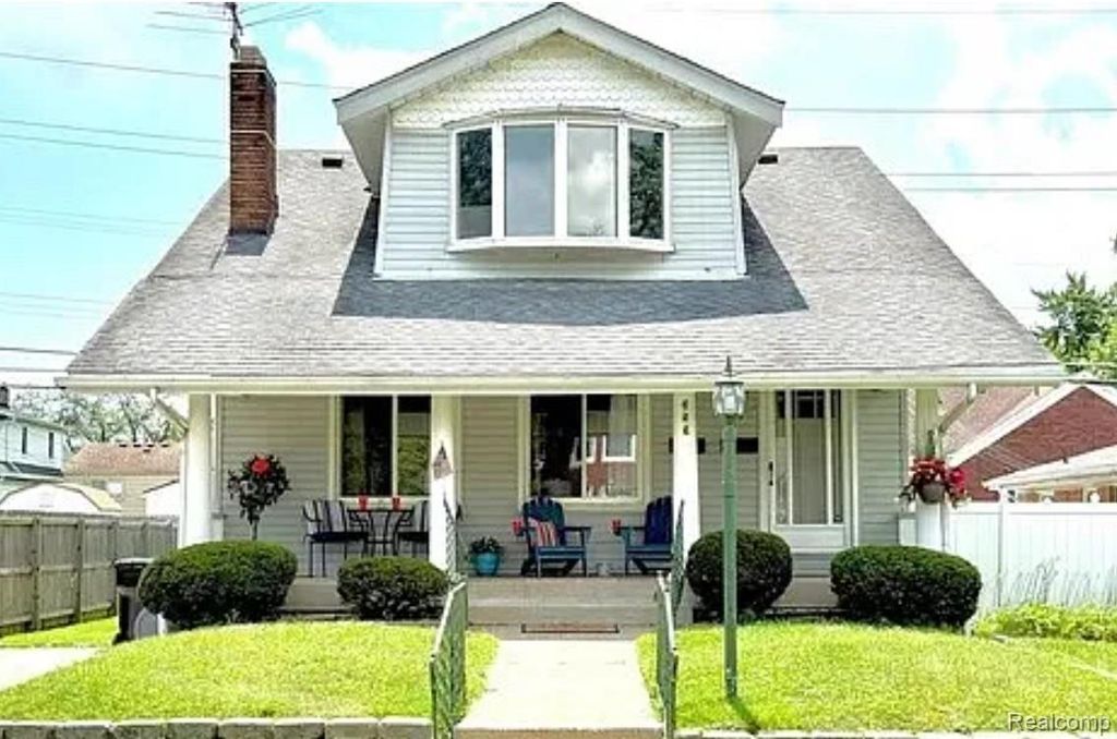 355 Poplar Street, Wyandotte, MI 48192