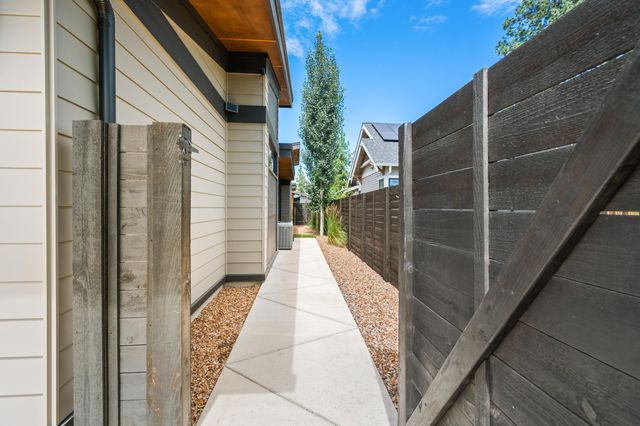 3125 NW Blodgett Way, Bend, OR 97703