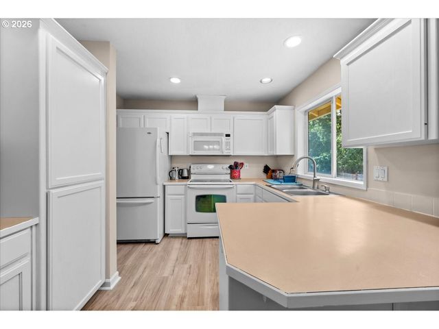 250 FOREST Pl, Forest Grove, OR 97116