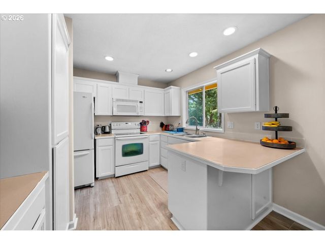 250 FOREST Pl, Forest Grove, OR 97116