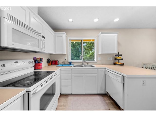 250 FOREST Pl, Forest Grove, OR 97116