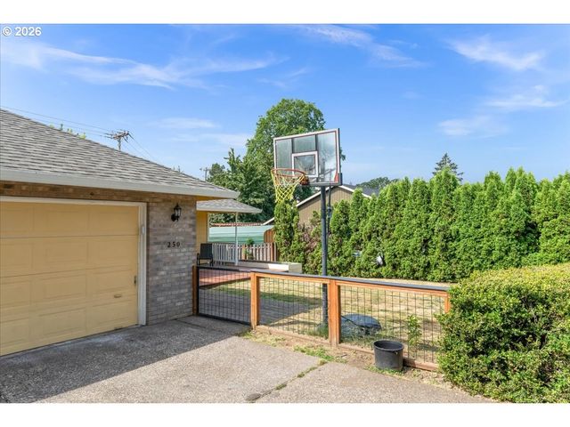 250 FOREST Pl, Forest Grove, OR 97116