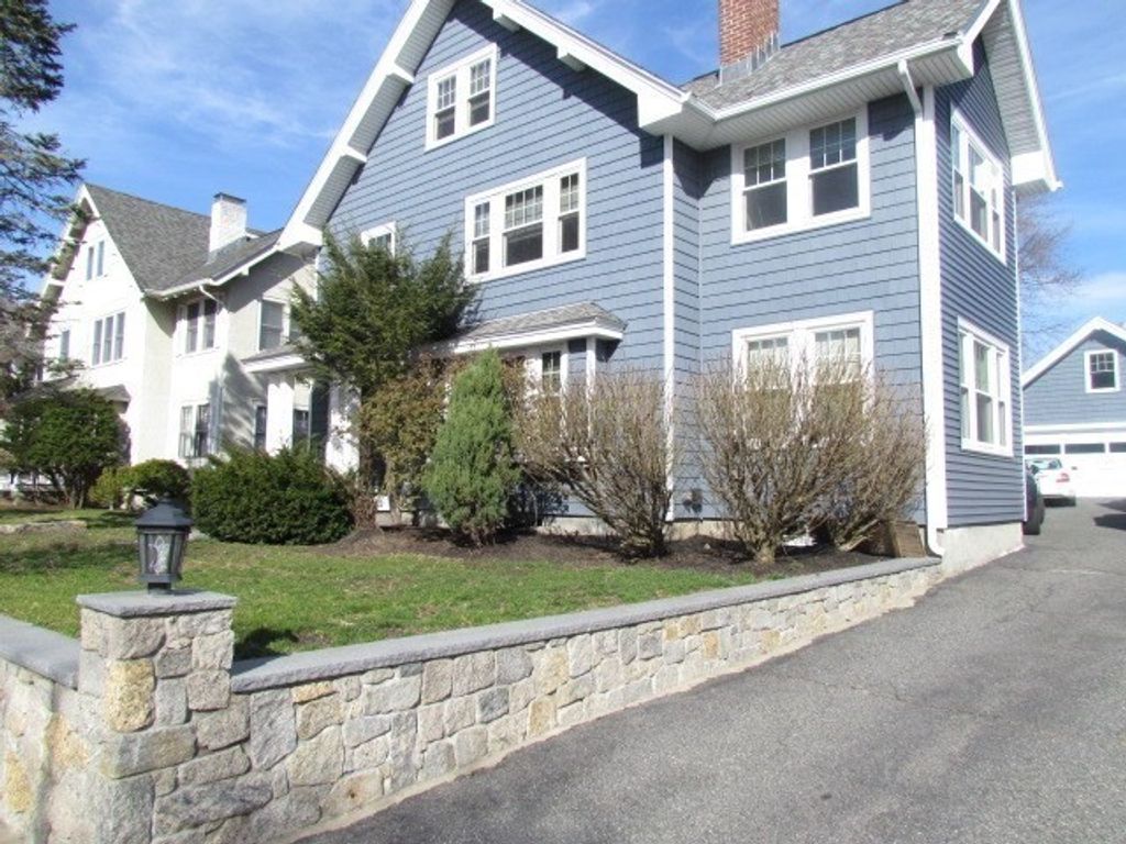 340 Common St 2, Belmont, MA 02478