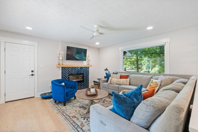 104 Southwood Dr, Dickson, TN 37055