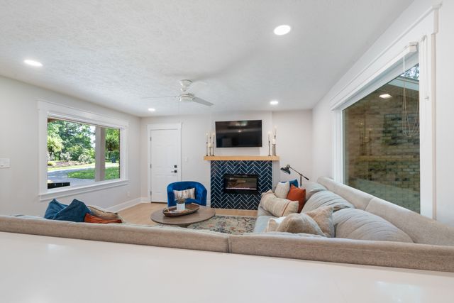 104 Southwood Dr, Dickson, TN 37055