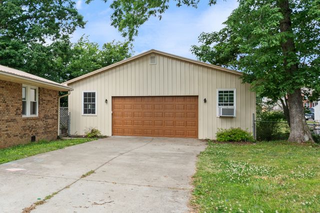 104 Southwood Dr, Dickson, TN 37055