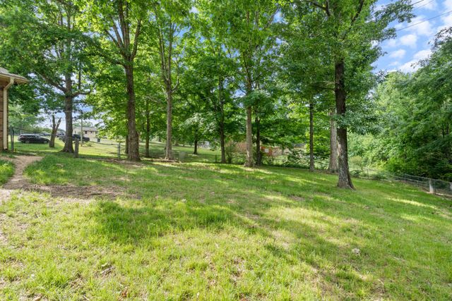 104 Southwood Dr, Dickson, TN 37055