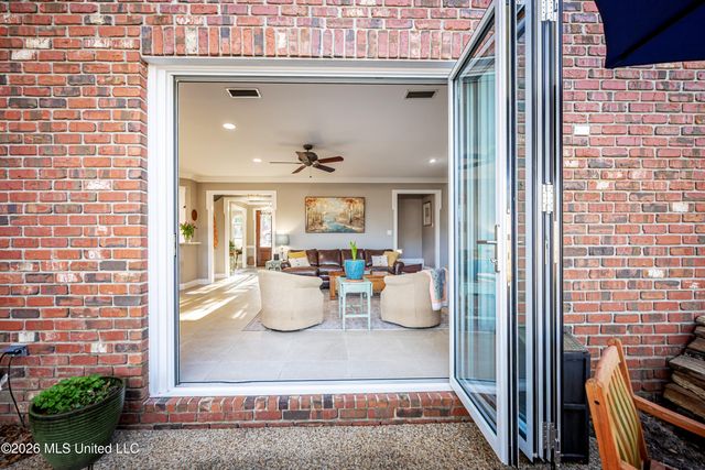 2802 Cambrai Circle, Ocean Springs, MS 39564