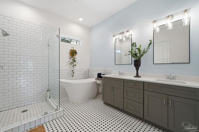 2847 Via Roma Ct, Gulf Breeze, FL 32563