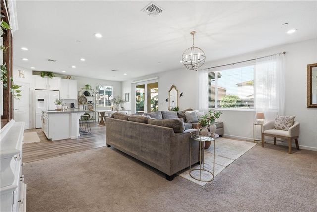 2032 Coffee Creek Way, Plumas Lake, CA 95961