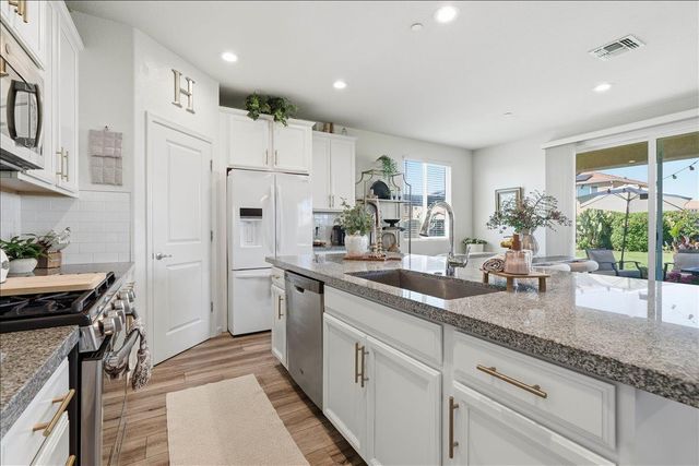 2032 Coffee Creek Way, Plumas Lake, CA 95961