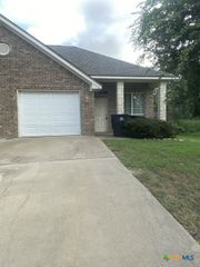 816 Twin Oaks Drive B, Temple, TX 76504