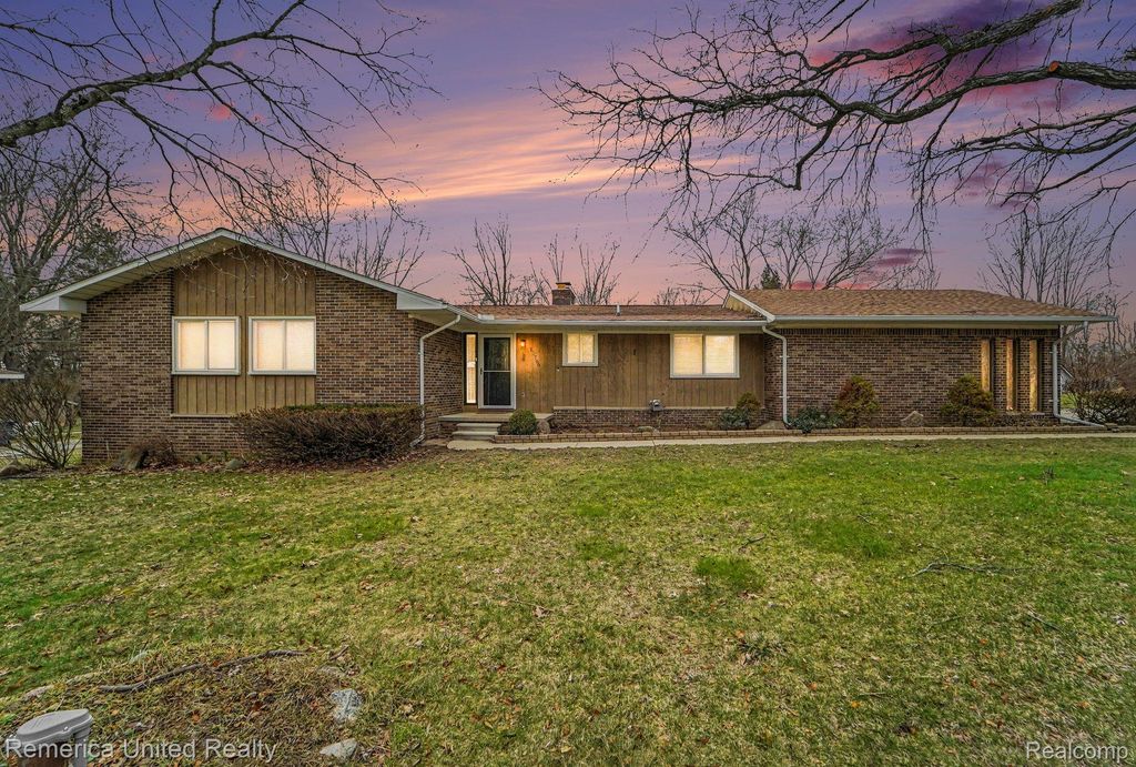 11796 Post Lane, Green Oak Township, MI 48178