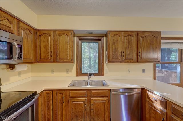 10986 Fawn Meadow Lane, Strongsville, OH 44149