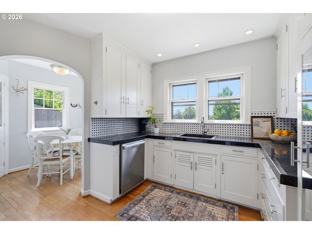 3033 Ne FREMONT St, Portland, OR 97212
