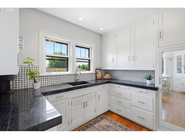 3033 Ne FREMONT St, Portland, OR 97212