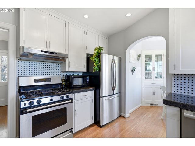 3033 Ne FREMONT St, Portland, OR 97212
