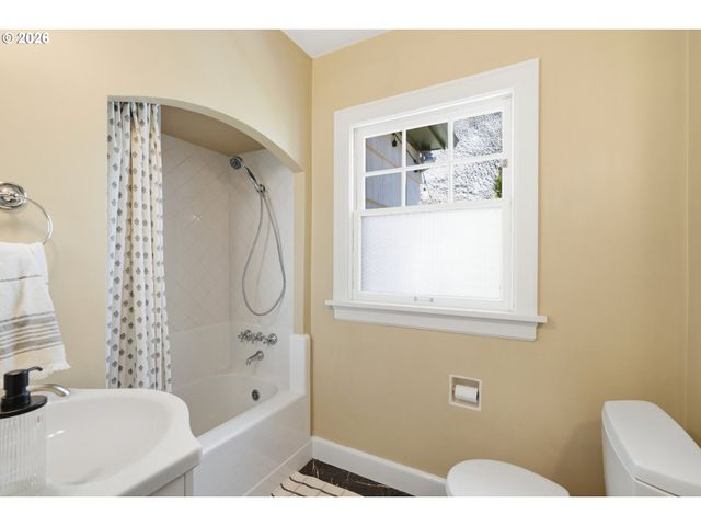 3033 Ne FREMONT St, Portland, OR 97212