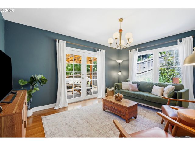 3033 Ne FREMONT St, Portland, OR 97212