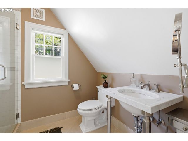 3033 Ne FREMONT St, Portland, OR 97212