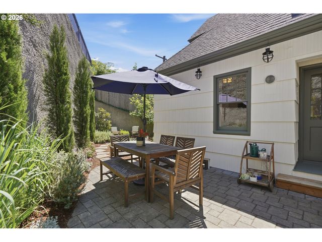 3033 Ne FREMONT St, Portland, OR 97212