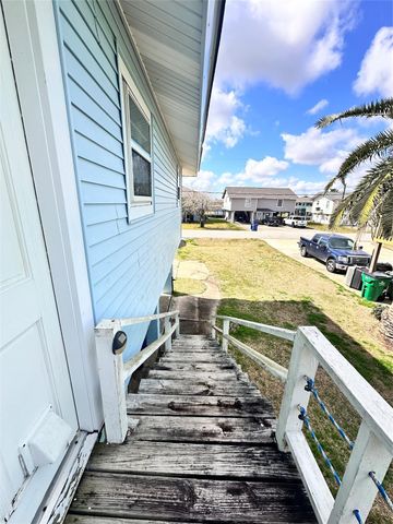 119 Crows Nest Road, Freeport, TX 77541