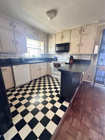 119 Crows Nest Road, Freeport, TX 77541