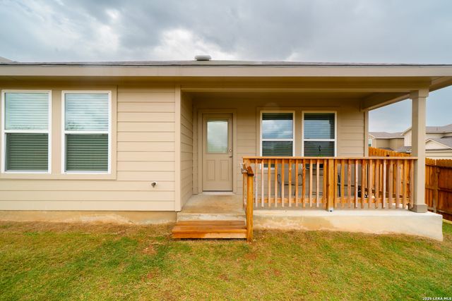 168 Honors St, Floresville, TX 78114