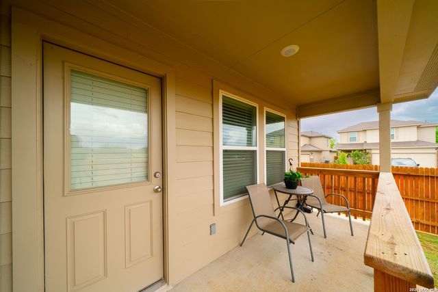 168 Honors St, Floresville, TX 78114